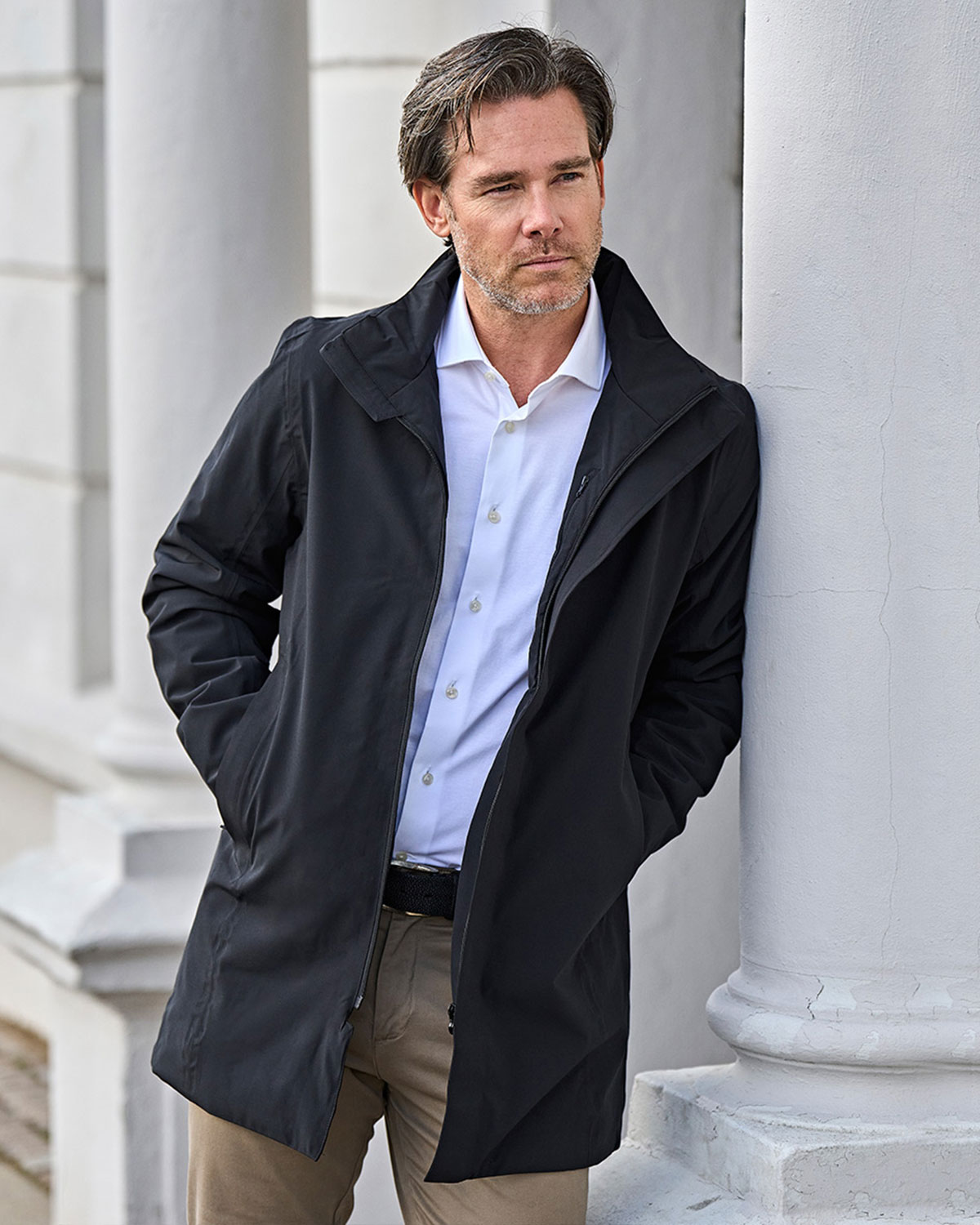 Muž v čiernom kabáte